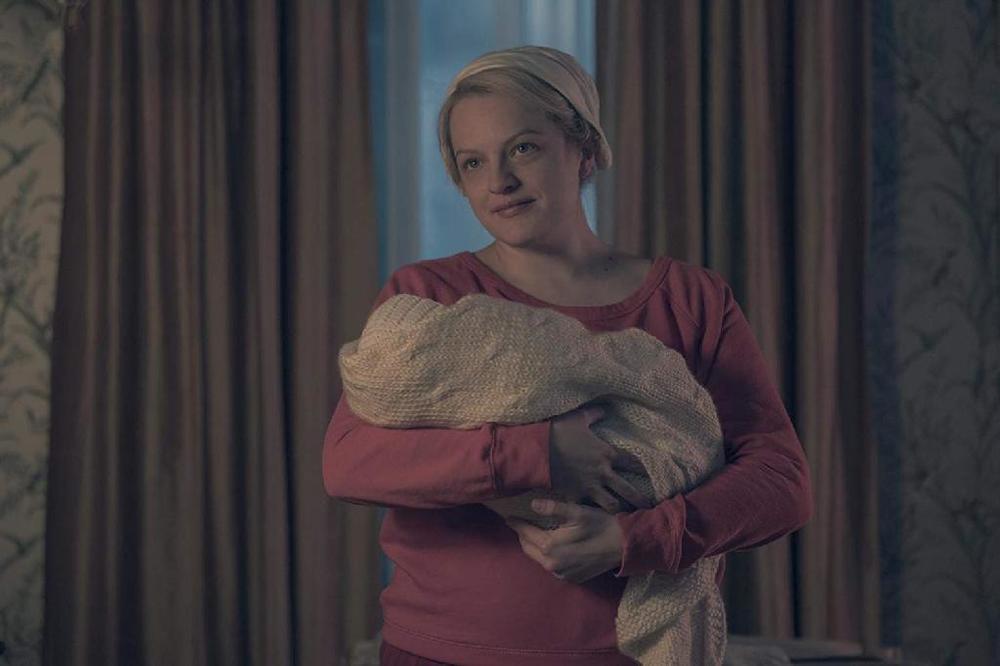 الیزابت ماس در قسمت آخر فصل دوم «سرگذشت ندیمه»(The Handmaid's Tale)